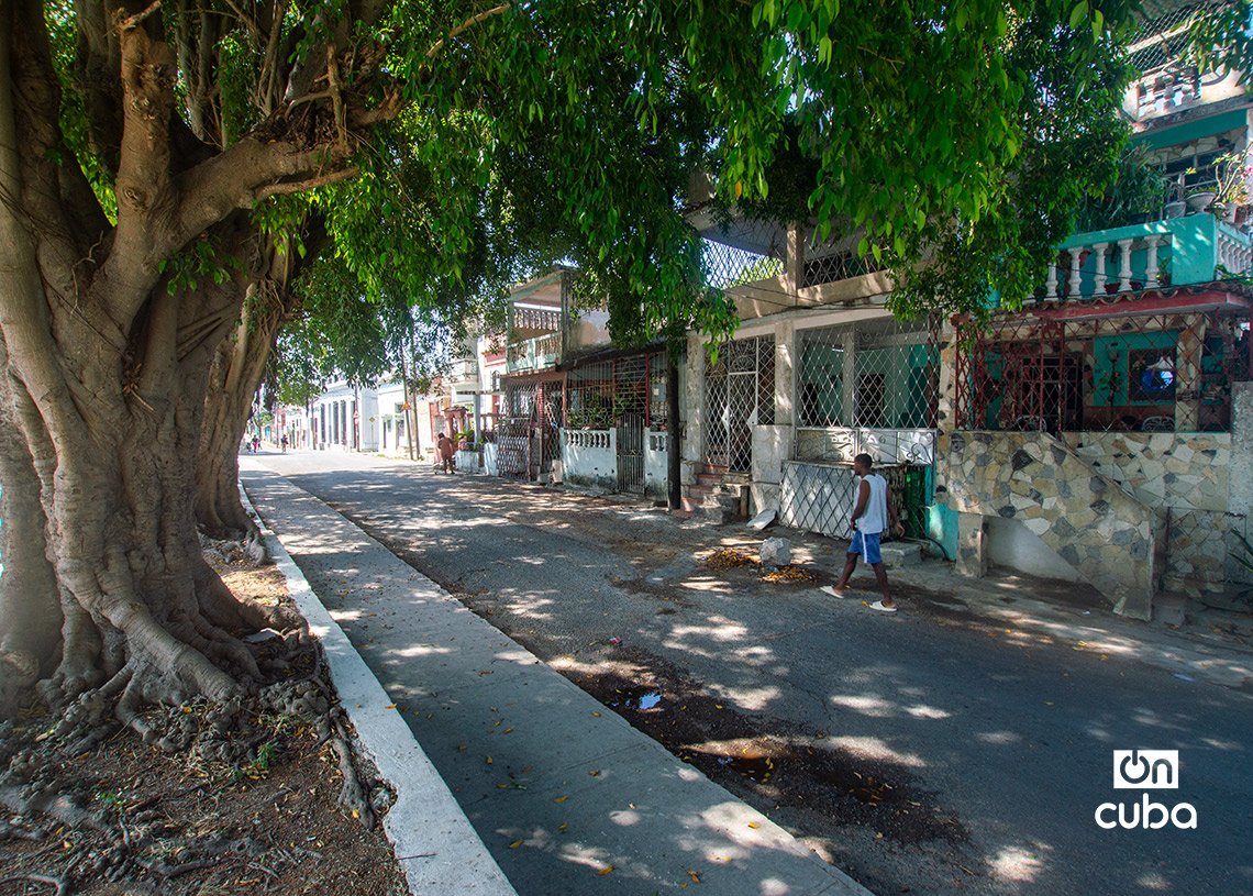Calle Maceo, en el entorno del Parque de las Madres en Regla, La Habana. Foto: Otmaro Rodríguez.