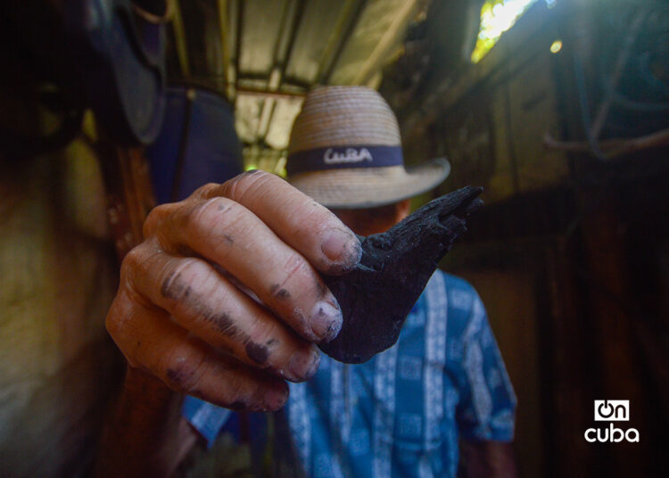 El carbón en Cuba. Foto: Otmaro Rodríguez