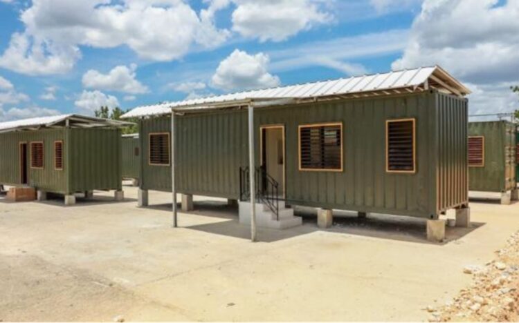 Casas-contenedores en la comunidad de Toledo, en La Habana. Foto: Granma.