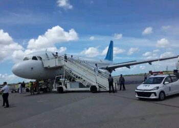 Llegada a Cuba de un vuelo de deportación de migrantes cubanos desde EE.UU. Foto: Ministerio del Interior (Minint).