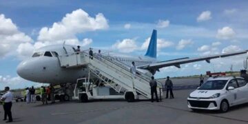Llegada a Cuba de un vuelo de deportación de migrantes cubanos desde EE.UU. Foto: Ministerio del Interior (Minint).