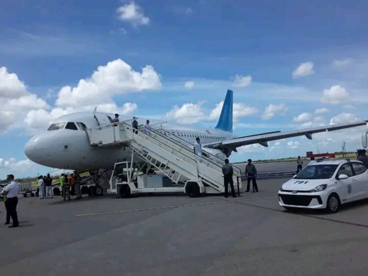 Llegada a Cuba de un vuelo de deportación de migrantes cubanos desde EE.UU. Foto: Ministerio del Interior (Minint).