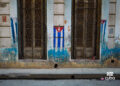 Dibujos de banderas cubanas en la fachada de una casa en La Habana. Foto: Otmaro Rodríguez.