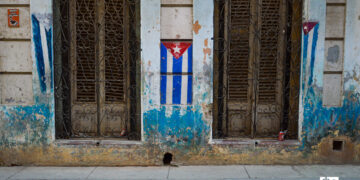 Dibujos de banderas cubanas en la fachada de una casa en La Habana. Foto: Otmaro Rodríguez.
