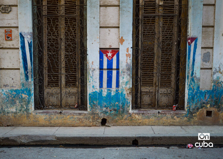 Dibujos de banderas cubanas en la fachada de una casa en La Habana. Foto: Otmaro Rodríguez.