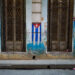 Dibujos de banderas cubanas en la fachada de una casa en La Habana. Foto: Otmaro Rodríguez.