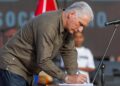 Díaz-Canel firmando en contra de una posible agresión de EE.UU. Foto: Facebook/Miguel Díaz-Canel.