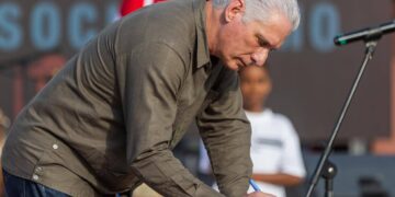 Díaz-Canel firmando en contra de una posible agresión de EE.UU. Foto: Facebook/Miguel Díaz-Canel.