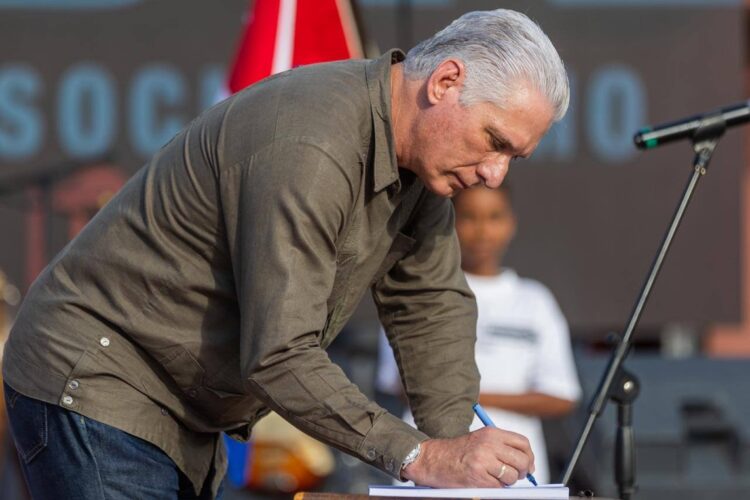 Díaz-Canel firmando en contra de una posible agresión de EE.UU. Foto: Facebook/Miguel Díaz-Canel.