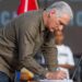 Díaz-Canel firmando en contra de una posible agresión de EE.UU. Foto: Facebook/Miguel Díaz-Canel.