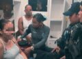 Dos ciudadanos cubanos fueron puestos a disposición del Instituto Nacional de Migración (INM) tras viralizarse en redes sociales una denuncia por una presunta agresión relacionada con la mordida de un perro. Foto: Facebook/Policía de Cancún.