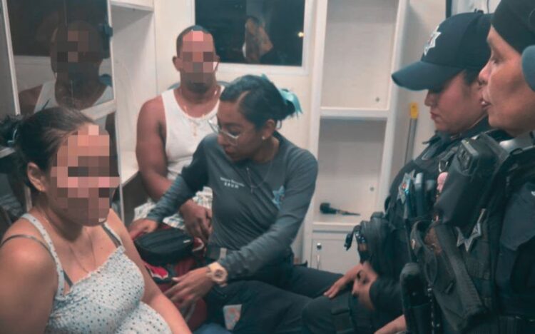 Dos ciudadanos cubanos fueron puestos a disposición del Instituto Nacional de Migración (INM) tras viralizarse en redes sociales una denuncia por una presunta agresión relacionada con la mordida de un perro. Foto: Facebook/Policía de Cancún.