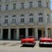 Dos solitarios descapotables en espera de algún turista frente al Gran Hotel Manzana Kempinski, en La Habana, en mayo de 2026. Foto: AMD.
