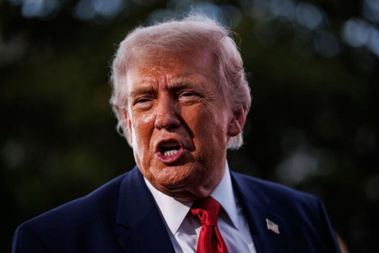 Donald Trump declara que no habrá escalada contra Cuba, pero su discurso padece de contradicciones notables. Foto: EFE/EPA/SAMUEL CORUM / POOL