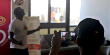 Una persona toma una foto al exfutbolista cubano Erick Hernández mientras realiza un nuevo récord en dominio de balón, en el Hotel Copacabana, en La Habana, el 9 de mayo de 2026. Foto: Ernesto Mastrascusa / EFE.