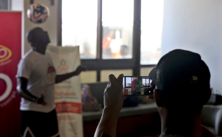 Una persona toma una foto al exfutbolista cubano Erick Hernández mientras realiza un nuevo récord en dominio de balón, en el Hotel Copacabana, en La Habana, el 9 de mayo de 2026. Foto: Ernesto Mastrascusa / EFE.
