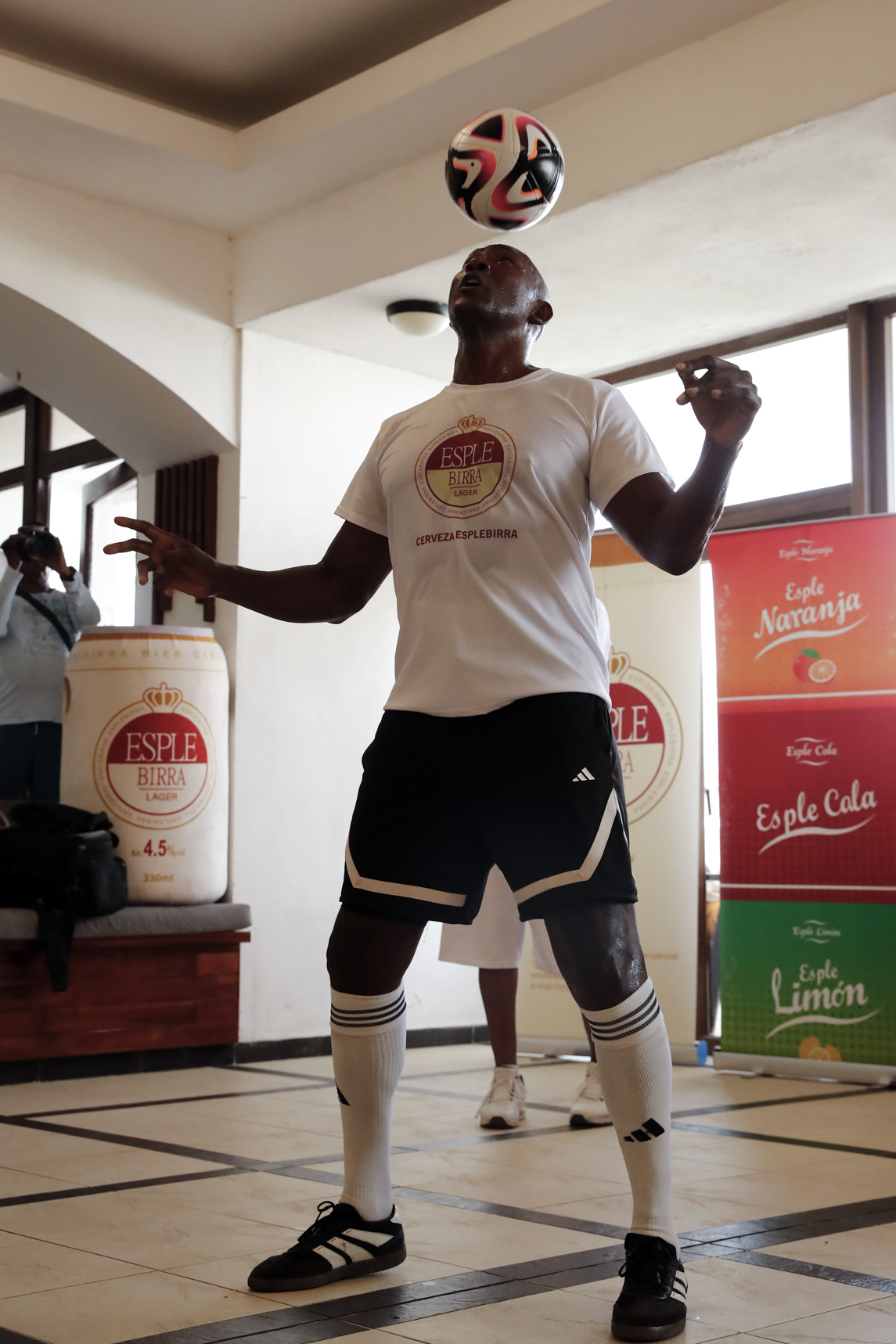 El exfutbolista cubano Erick Hernández realiza un nuevo récord en dominio de balón, en el Hotel Copacabana, en La Habana, el 9 de mayo de 2026. Foto: Ernesto Mastrascusa / EFE.