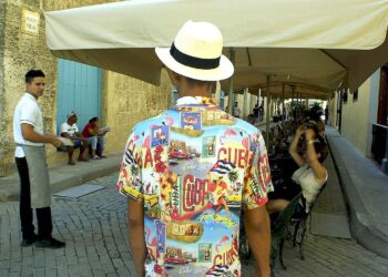 Excepto dos, todas las mesas están vacías en un callejuela de La Habana Vieja, epicentro del turismo en la capital. Foto: AMD.