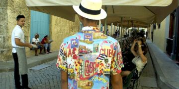 Excepto dos, todas las mesas están vacías en un callejuela de La Habana Vieja, epicentro del turismo en la capital. Foto: AMD.