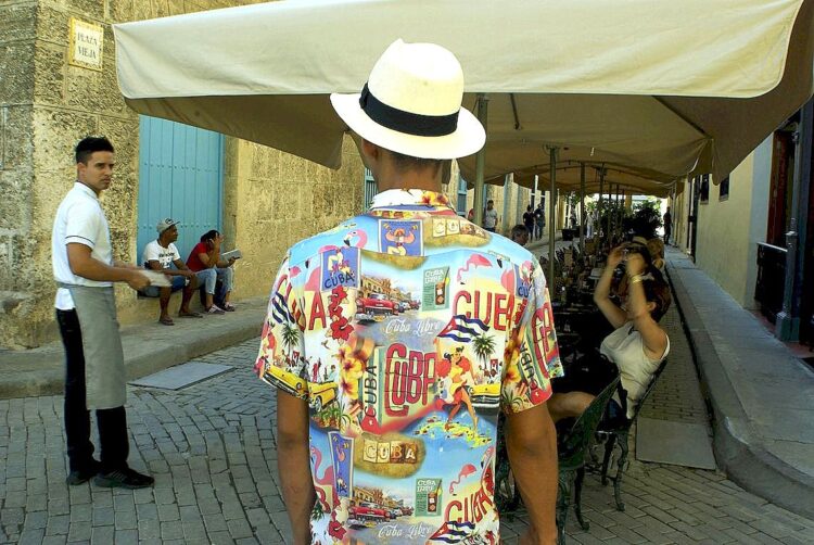 Excepto dos, todas las mesas están vacías en un callejuela de La Habana Vieja, epicentro del turismo en la capital. Foto: AMD.