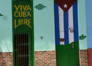 Fachada patriótica en una casa antigua de La Habana. Foto: AMD