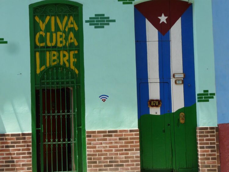 Fachada patriótica en una casa antigua de La Habana. Foto: AMD
