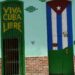 Fachada patriótica en una casa antigua de La Habana. Foto: AMD
