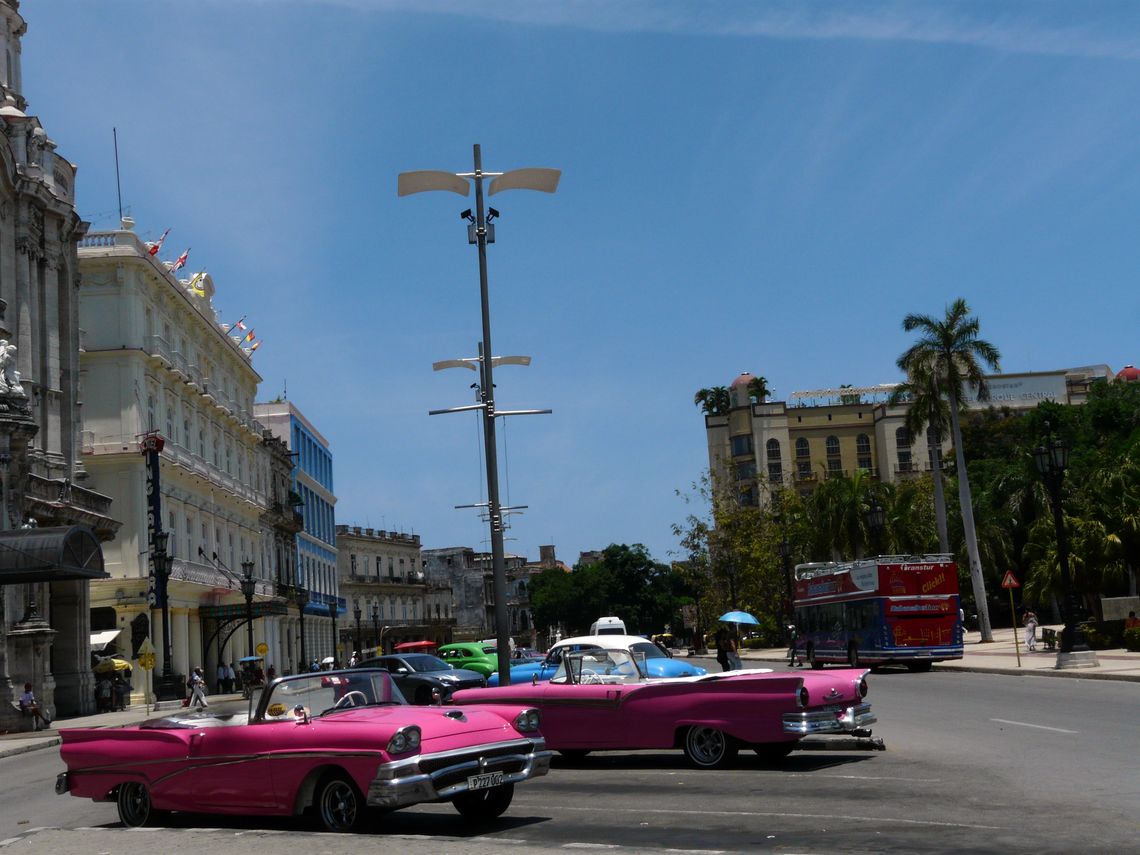 Flota ociosa de autos clásicos en un nodo hotelero de La Habana, donde se encuentran el Inglaterra, Telégrafo y Parque Central, en mayo de 2026. Foto: AMD.
