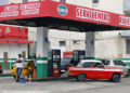 El Gobierno de Cuba anunció este martes que va a poner fin a los precios minoristas fijos para el combustible, al alegar motivos económicos, y agregó que la formación de precios se basará a partir de ahora en los costos de cada operación. EFE/Ernesto Mastrascusa /ARCHIVO.