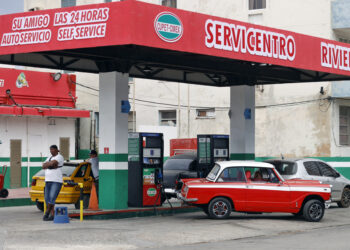El Gobierno de Cuba anunció este martes que va a poner fin a los precios minoristas fijos para el combustible, al alegar motivos económicos, y agregó que la formación de precios se basará a partir de ahora en los costos de cada operación. EFE/Ernesto Mastrascusa /ARCHIVO.