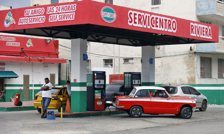 El Gobierno de Cuba anunció este martes que va a poner fin a los precios minoristas fijos para el combustible, al alegar motivos económicos, y agregó que la formación de precios se basará a partir de ahora en los costos de cada operación. EFE/Ernesto Mastrascusa /ARCHIVO.