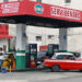 El Gobierno de Cuba anunció este martes que va a poner fin a los precios minoristas fijos para el combustible, al alegar motivos económicos, y agregó que la formación de precios se basará a partir de ahora en los costos de cada operación. EFE/Ernesto Mastrascusa /ARCHIVO.
