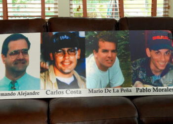 Fotografía que muestra un panel con las fotos de los ocupantes del avión derribado por la Fuerza Aérea Cubana, miembros de Hermanos al rescate. Foto: EFE/ Alberto Boal.