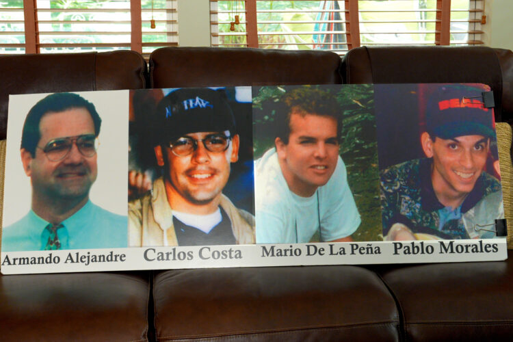 Fotografía que muestra un panel con las fotos de los ocupantes del avión derribado por la Fuerza Aérea Cubana, miembros de Hermanos al rescate. Foto: EFE/ Alberto Boal.