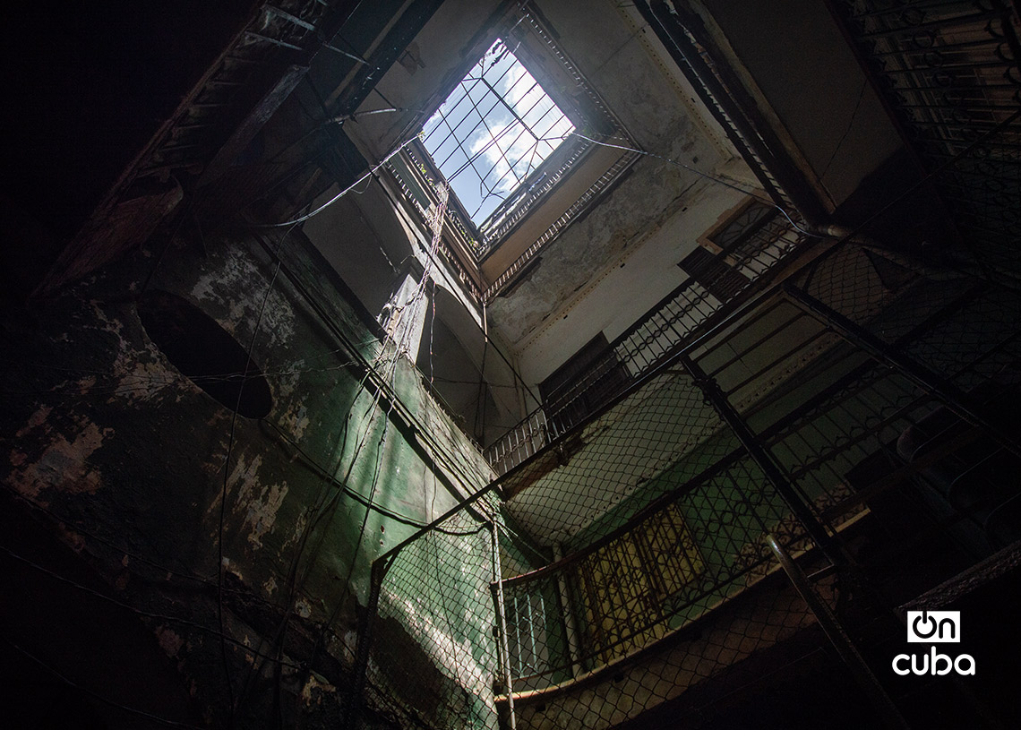 Interior en el Edificio Escarza, La Habana Vieja. Foto: Otmaro Rodríguez.