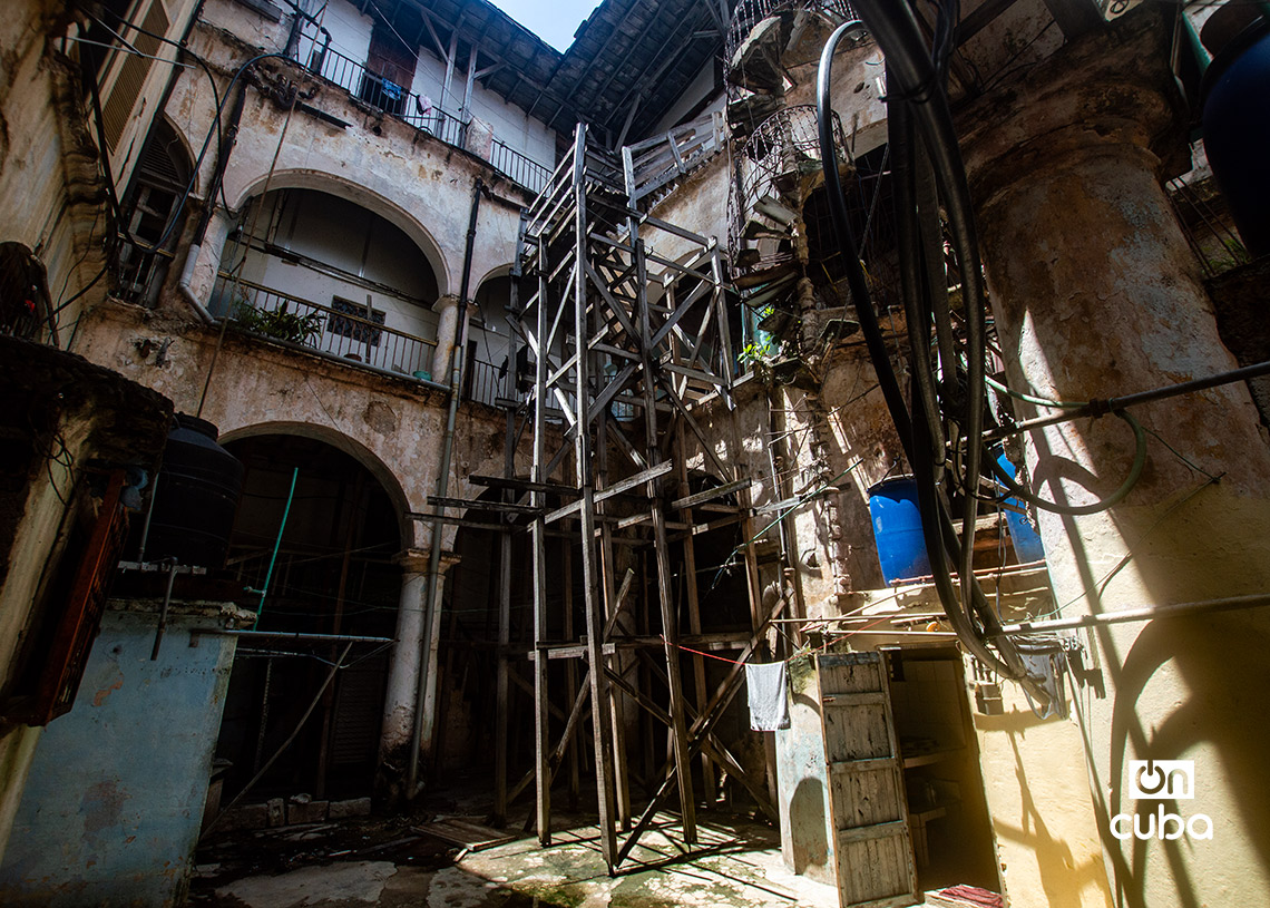 Interior en edificio estilo neoclásico en Compostela No. 371/ Lamparilla y Obrapía, en La Habana Vieja. Foto: Otmaro Rodríguez.