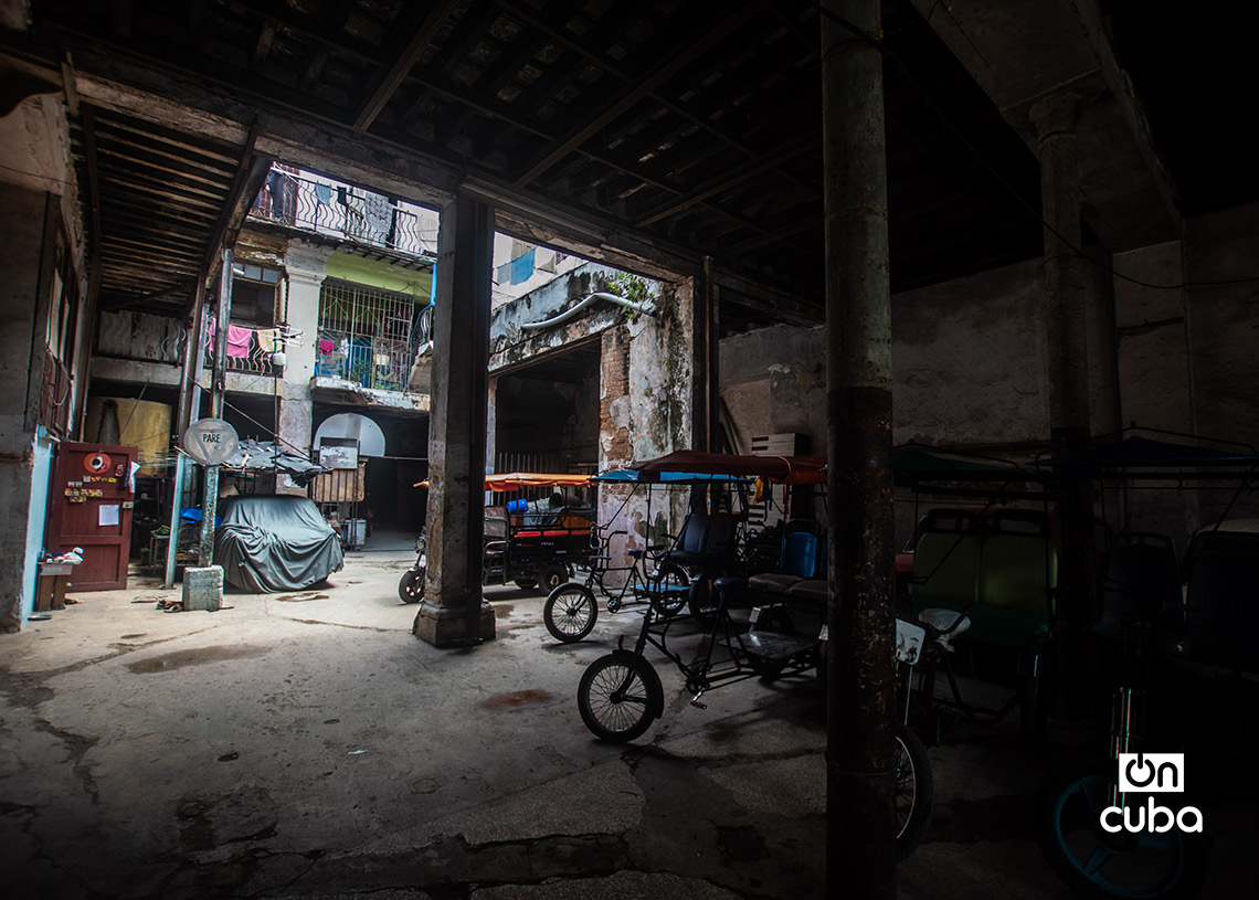 Parqueo de bicitaxis en un interior en la calle Obrapía, La Habana Vieja. Foto: Otmaro Rodríguez.
