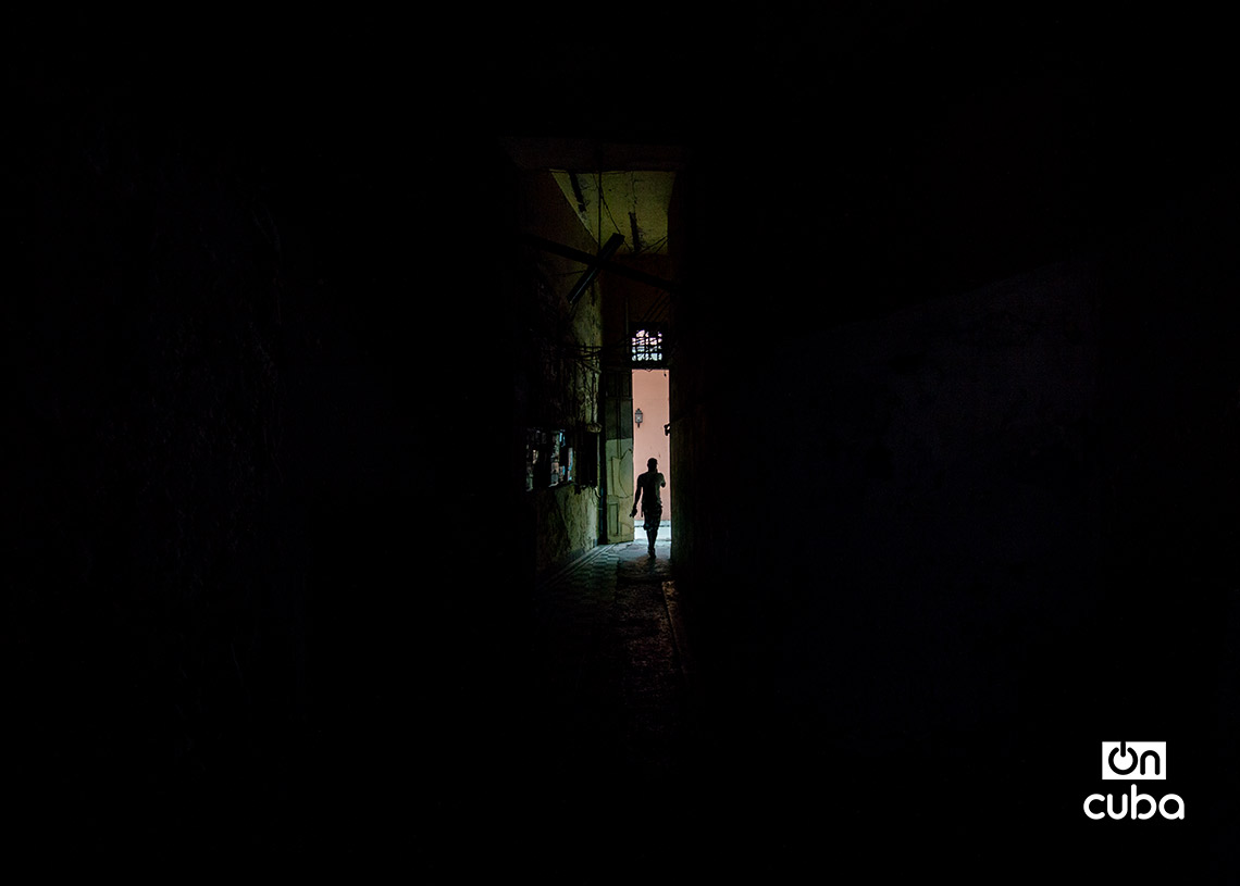 Interior en la Habana Vieja durante un apagón. Foto: Otmaro Rodríguez.