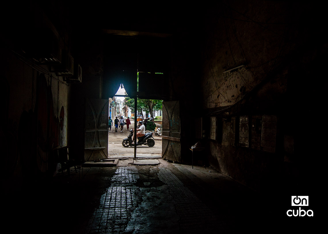 Interior en Aguiar No. 261, en La Habana Vieja. Foto: Otmaro Rodríguez.