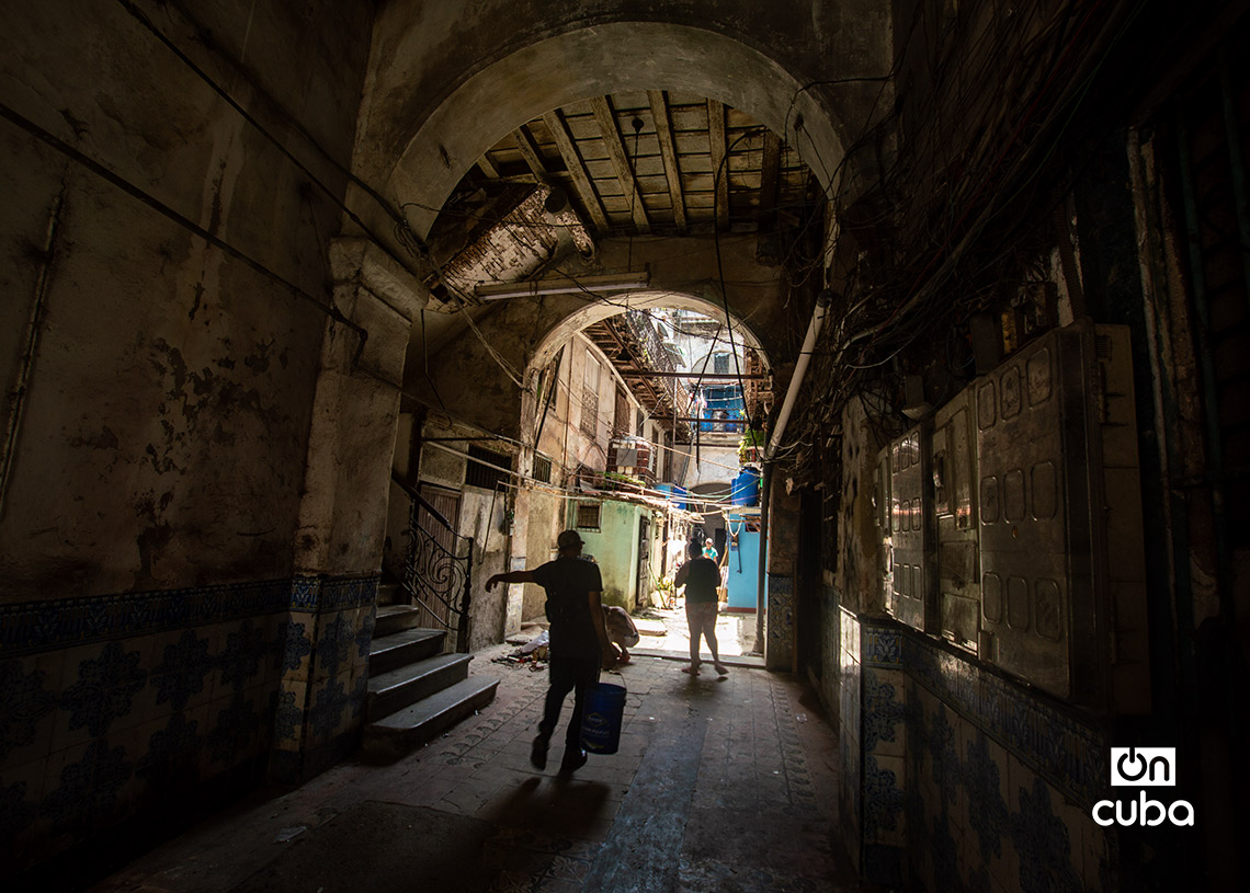 Interior en la Habana Vieja. Foto: Otmaro Rodríguez.