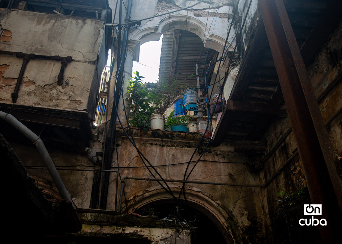 Interior en Cuarteles No. 4, La Habana Vieja. Foto: Otmaro Rodríguez.