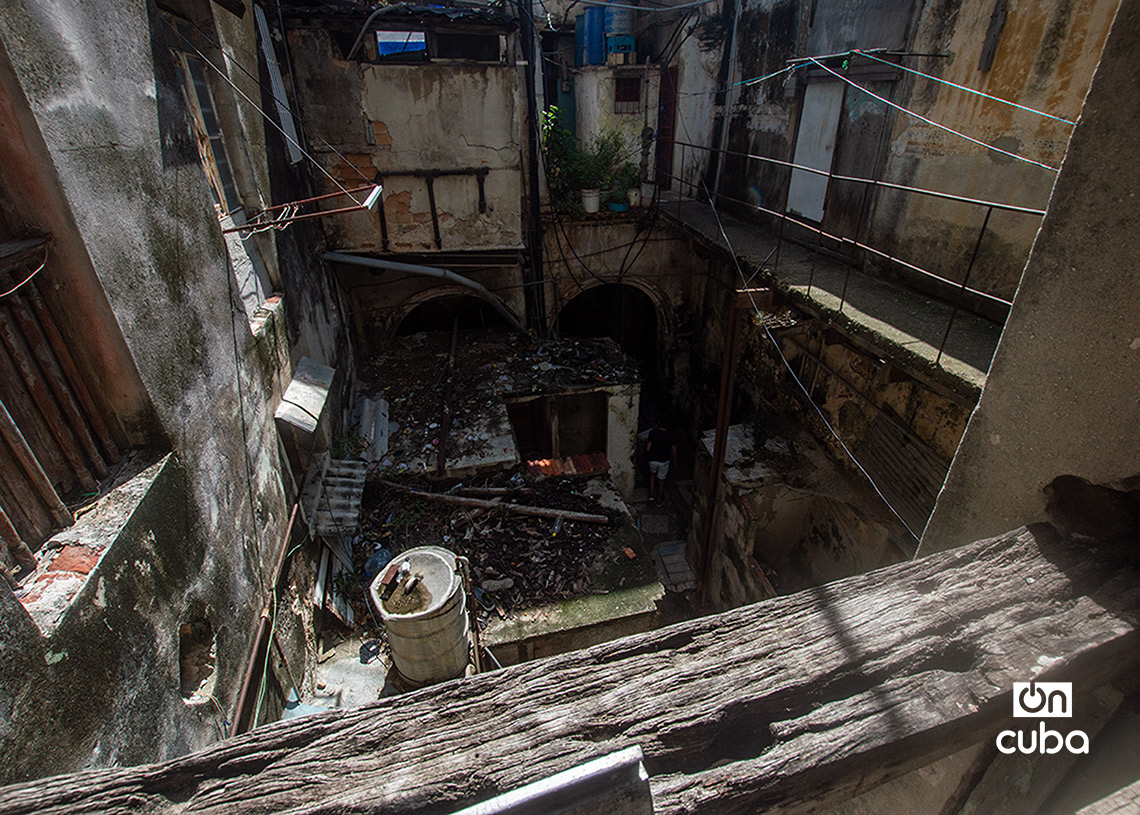 Interior en Cuarteles No. 4, La Habana Vieja. Foto: Otmaro Rodríguez.