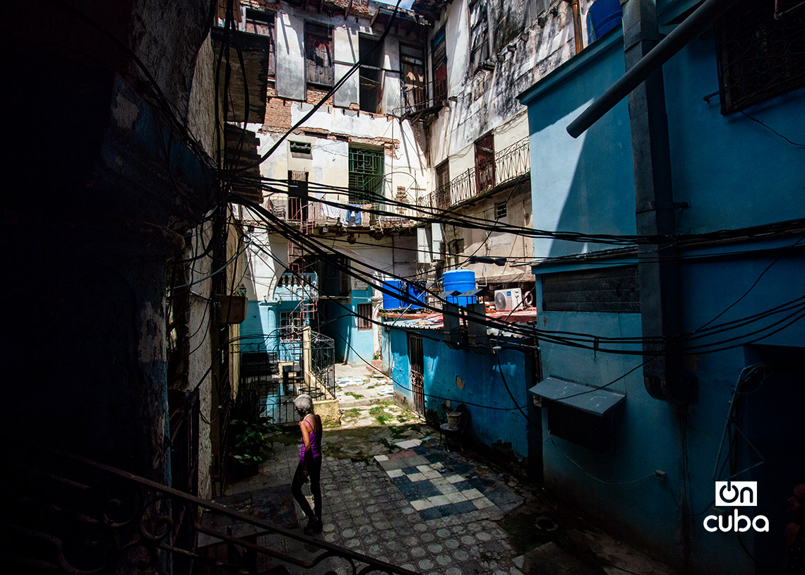 Interior en el Callejón del Chorro, La Habana Vieja. Foto: Otmaro Rodríguez.
