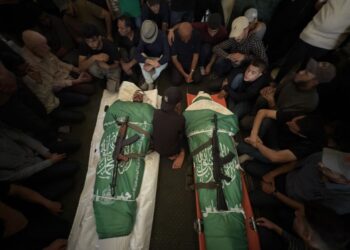 Funeral de Mohammed Odeh, jefe militar del grupo islamista Hamás, quien murió en un ataque israelí contra el barrio de Rimal, en Ciudad de Gaza, en el que también fallecieron otras seis personas. Foto: Ahmad Awad / EFE.