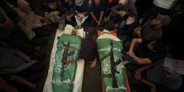 Funeral de Mohammed Odeh, jefe militar del grupo islamista Hamás, quien murió en un ataque israelí contra el barrio de Rimal, en Ciudad de Gaza, en el que también fallecieron otras seis personas. Foto: Ahmad Awad / EFE.