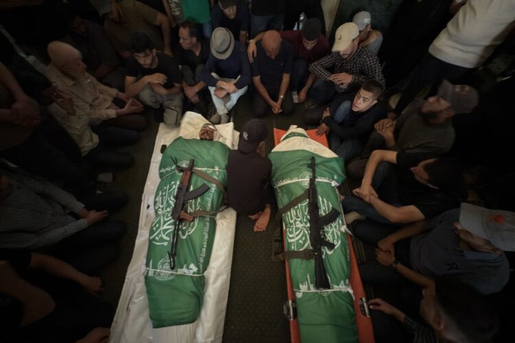 Funeral de Mohammed Odeh, jefe militar del grupo islamista Hamás, quien murió en un ataque israelí contra el barrio de Rimal, en Ciudad de Gaza, en el que también fallecieron otras seis personas. Foto: Ahmad Awad / EFE.