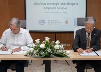 Firma del memorándum entre Japón y Cuba para la instalación de paneles solares en 10 hospitales de la isla. Foto: Tomada del perfil en Facebook de la Embajada de Japón en Cuba.