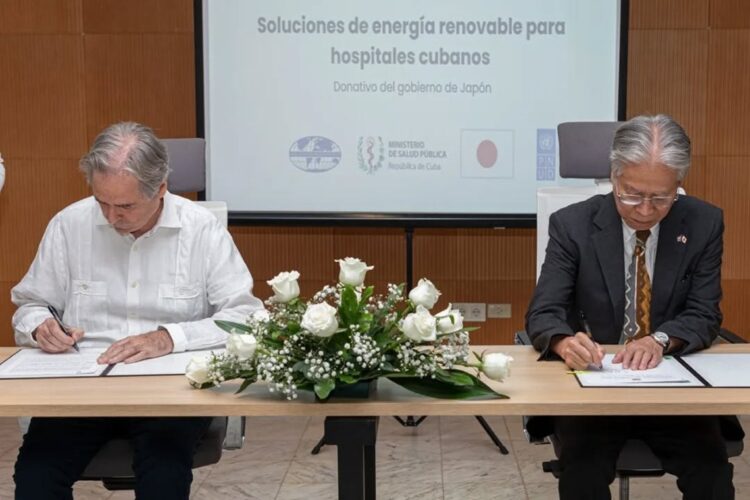 Firma del memorándum entre Japón y Cuba para la instalación de paneles solares en 10 hospitales de la isla. Foto: Tomada del perfil en Facebook de la Embajada de Japón en Cuba.