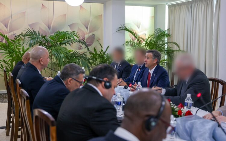 Encuentro entre John Ratcliffe (d), director de la CIA, y autoridades cubanas en La Habana, el 14 de mayo de 2026. Foto: @CIA / X.