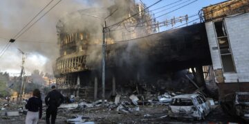 Daños en Kiev tras un bombardeo de Rusia en represalia a un ataque ucraniano contra la región de Lugansk. Foto: Sergey Dolzhenko / EFE.